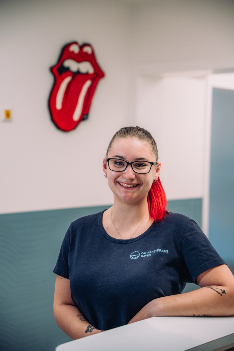 Joanne Morosini, Porträt in der Zahnarztpraxis Bayer in Adenau